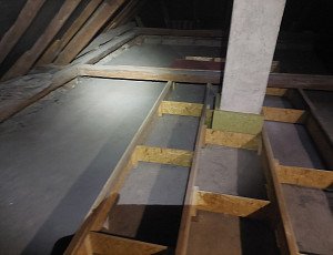 Zateplení stropu rodinného domu pomocí foukané izolace